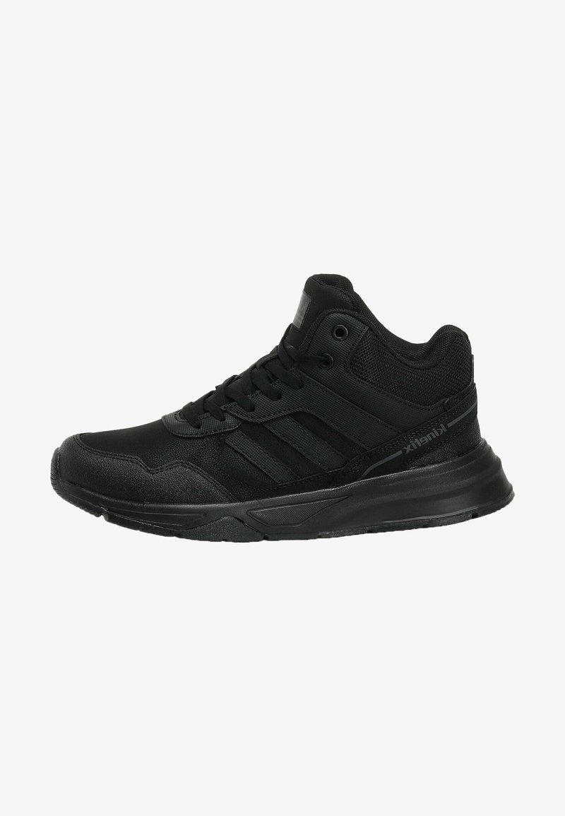 Baskets montantes noires avec fermeture à lacets à l'avant, tige en mesh et synthétique, semelle texturée et détail de marque sur le côté du talon.
