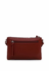 Borsa a tracolla rossa in pelle con superficie testurizzata, dotata di tasca anteriore con zip e dettaglio con nappina. Presenta accessori in metallo e una tracolla regolabile.