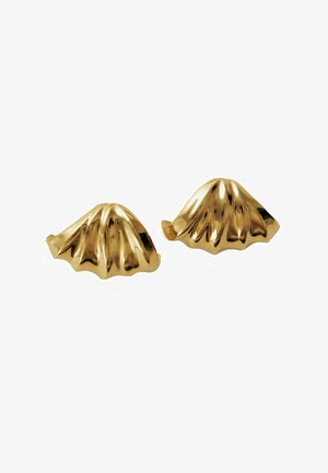 Pendientes en forma de concha en tono dorado, con una textura estriada y un acabado suave, diseñados con una silueta ligera y curvada.