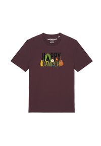 Bordeaux t-shirt met de tekst "HAPPY CAMPER" en campingafbeeldingen, waaronder een tent, kompas en gitaar. Korte mouwen, gemaakt van katoen.