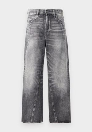 Jeans a gamba larga in denim grigio sbiadito. Presentano una classica chiusura con bottone e cerniera, cinque tasche e dettagli di whiskering sottili.