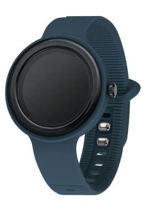 Montre connectée ronde avec un cadran noir, un bracelet en silicone bleu, des accents texturés et une boucle réglable. Le profil présente un bouton latéral proéminent.