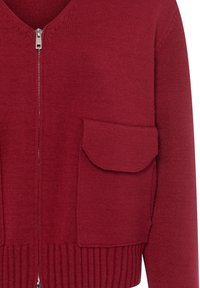 Rote Strickjacke mit V-Ausschnitt und silbernem Reißverschluss. Verfügt über eine Brusttasche und einen gerippten Saum. Weicher Stoff und taillierte Passform.