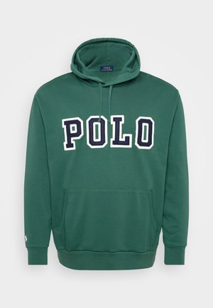 Grønn hettegenser laget av bomullsblanding, med en frontlomme, ribbestrikkede mansjetter og nederkant, med "POLO"-logo i hvitt og marineblått.
