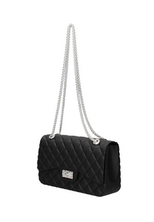 Sac d'épaule noir matelassé avec des bandoulières en chaîne argentée et un fermoir rectangulaire argenté sur le rabat avant, présenté sur fond blanc.