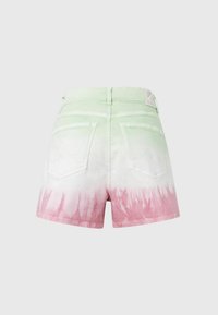 Pantalones cortos de mezclilla con efecto tie-dye, que presentan un degradado de verde claro a rosa, con dos bolsillos traseros y un parche de marca en la cinturilla.