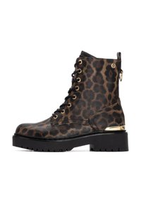 Botas de tobillo de estampado de leopardo hechas de cuero con herrajes dorados, cordones en la parte delantera, suela gruesa negra y detalles con cremallera en el lateral.