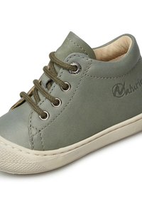 Zelená kožená vysoká obuv s hladkým povrchem, kulatou špičkou, olivovými tkaničkami, stříbrnými očka a bílou gumovou podešví s texturovaným gripem.