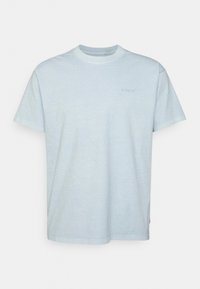 Světle modré bavlněné tričko s kulatým výstřihem a krátkými rukávy. Na hrudi má malé logo a na boku štítek.