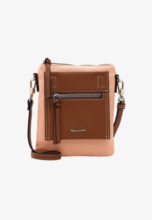 Brūna un persiku krāsas plecu soma ar teksturētu apdari, kontrastējošām šuvēm, priekšējo rāvējslēdzēja kabatu un regulējamu siksnu.