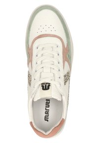 Witte leren sneaker met groene en roze suède accenten, gestructureerde panelen, geperforeerde neus en een zwart logo op de tong.