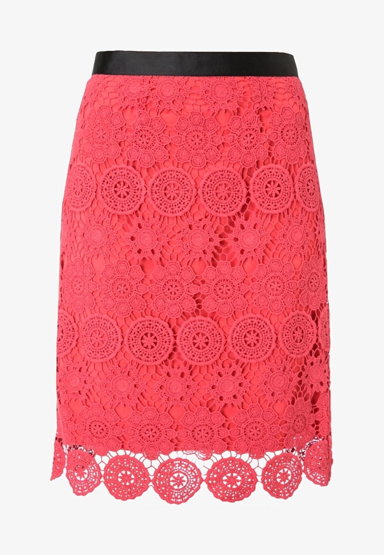 Jupe en dentelle rouge avec des motifs floraux et circulaires en crochet, présentant une ceinture noire et un ourlet festonné.