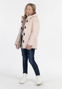 Světle růžová zateplená parka s černými šňůrkovými knoflíky, zipem a kapucí, doplněná o přiléhavý střih a decentní detail loga.