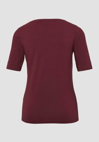 Bordeauxrotes T-Shirt mit kurzen Ärmeln und Rundhalsausschnitt, aus weicher Baumwolle gefertigt. Glatte Textur mit einem einfachen, ungeschmückten Design, Rückansicht.