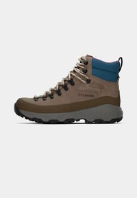 Bottines de randonnée marron et gris avec une tige en synthétique et une semelle en caoutchouc. Présente des accents bleus, des lacets ronds et une tige haute pour un soutien de la cheville.