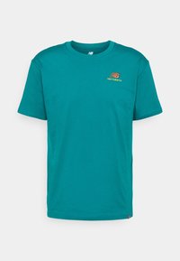 Tyrkysové bavlněné tričko s krátkými rukávy, kulatým výstřihem a malým vyšitým logem New Balance v oranžové a bílé barvě na levé části hrudi.