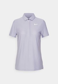 Fialová polo triko s krátk ým rukávem vyrobené z hladké tkaniny má klasický límec, uzávěr na tři knoflíky a malé bílé logo Nike na hrudi.
