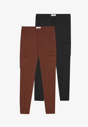 Cargo-broeken in bruin en zwart. Kenmerken zijn zijzakken, elastische manchetten en een gladde textuur. De stof lijkt lichtgewicht en duurzaam te zijn.