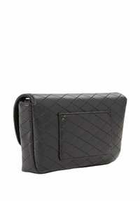 Pochette in pelle nera trapuntata, con forma rettangolare, texture liscia e tasca frontale. Design minimalista con dettagli di cuciture sottili.