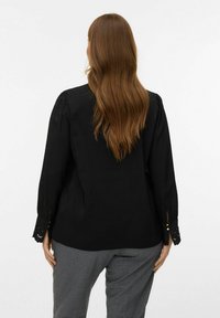 Vero Moda Curve Overhemdblouse - black