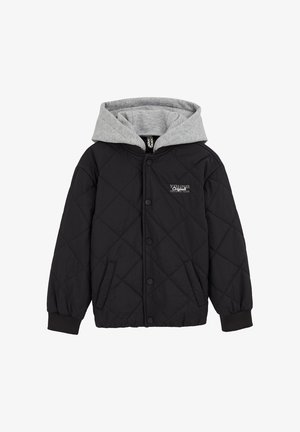 Crna prošivena jakna s sivom kapuljačom. Ima kopče na drukere, bočne džepove i manžete s rebrastim uzorkom. Glatka tekstura i jednostavan detalj logotipa.