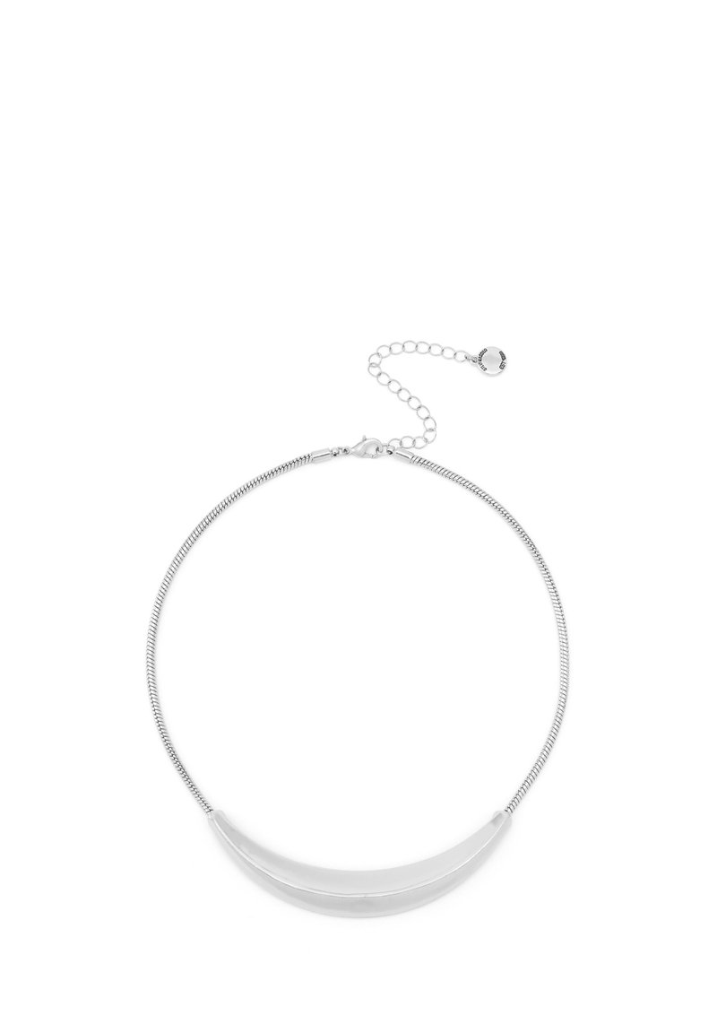 Collar de plata con una cadena flexible tipo serpiente y un colgante curvado de acrílico transparente. Cuenta con un cierre de cadena ajustable con un acento redondo.
