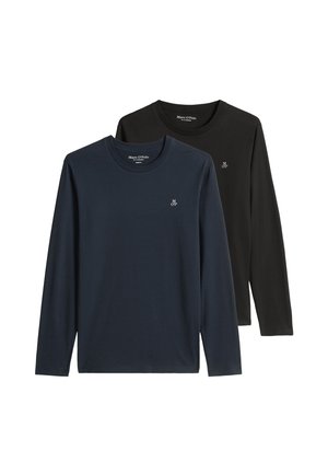 Zwei Langarm-Shirts mit Rundhalsausschnitt, eins in Marineblau und eins in Schwarz, jeweils mit kleinem weißem "M OP"-Logo auf der linken Brust.
