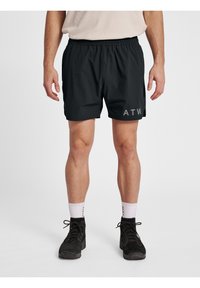 Męskie czarne szorty sportowe z elastycznym pasem, z logo "ATW" z boku, wykonane z lekkiego materiału.