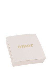 Vit fyrkantig smyckesask med guldtexten "amor" centrerad på locket mot en vit bakgrund.