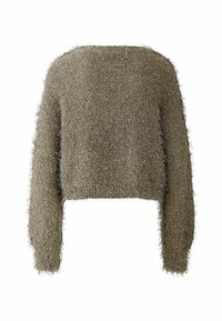 Pull court en brun clair, avec une texture duveteuse, des manches longues et un large col. Le tissu semble doux et légèrement pelucheux.