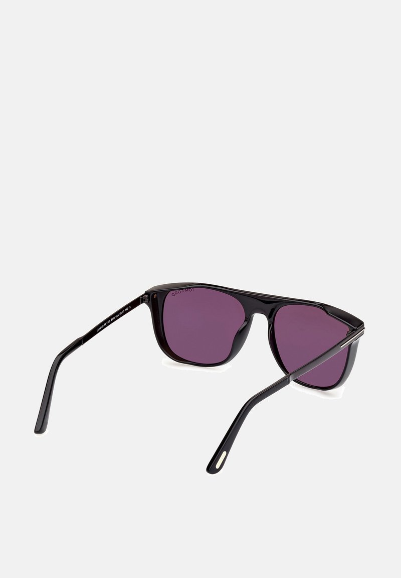 Occhiali da sole neri con lenti viola, design elegante e bracci sottili neri. Include sottili dettagli argentati sulla montatura.