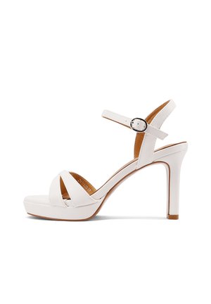 Sandalia blanca de tacón alto con tira en el tobillo, cierre de hebilla, suela con plataforma y diseño de punta abierta.