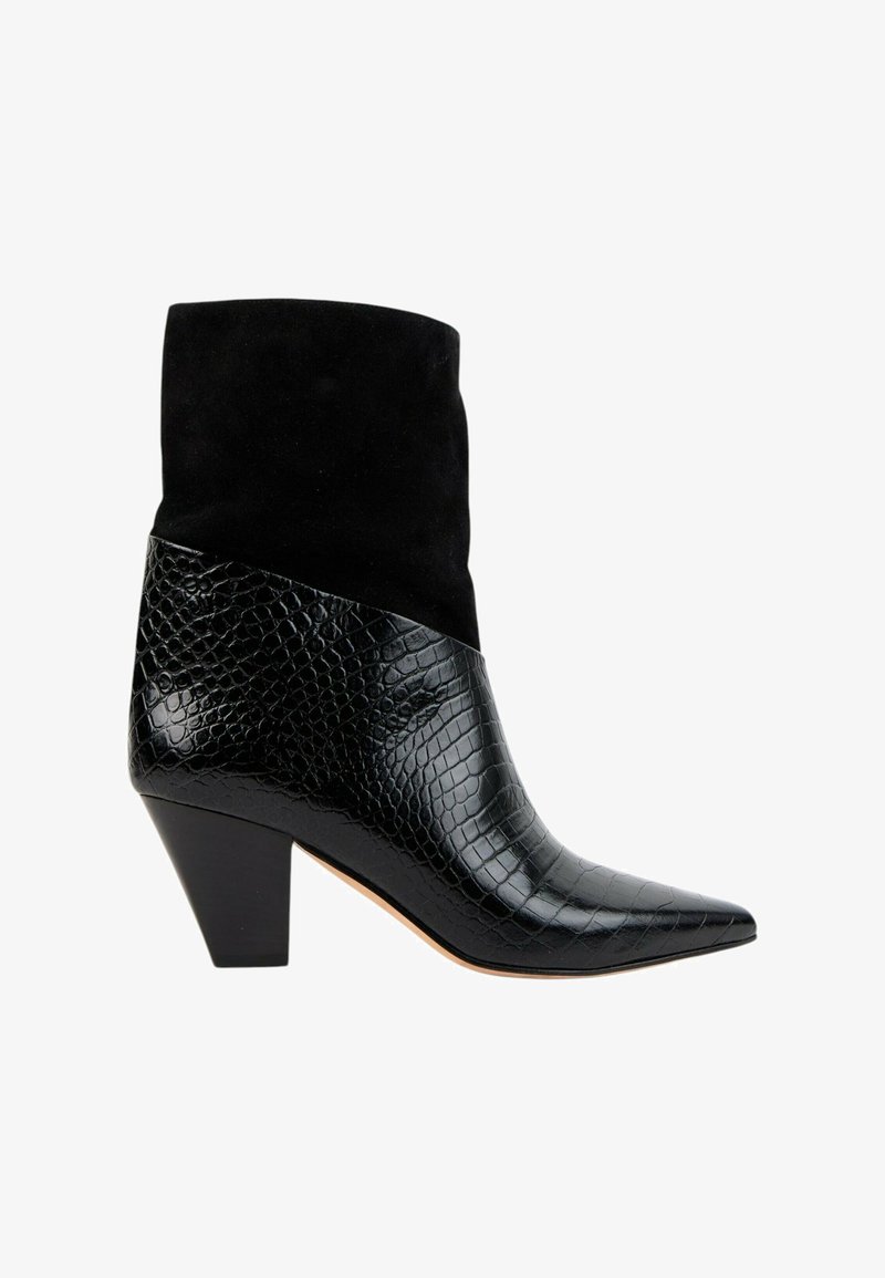 Bottine noire à la cheville avec bout pointu, cuir synthétique texturé façon crocodile sur la partie inférieure et dessus en daim lisse, avec un talon épais de hauteur moyenne.