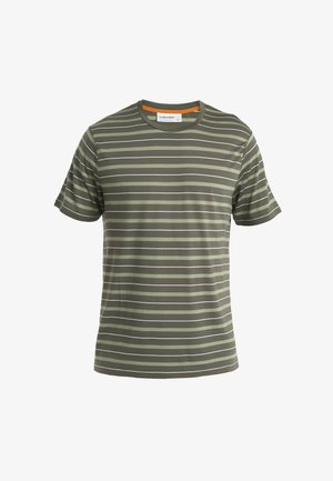 Olivgrön t-shirt med horisontella ränder i ljusgrön och vit. Korta ärmar, rund halsringning, mjuk textur, etikett synlig vid kragen.