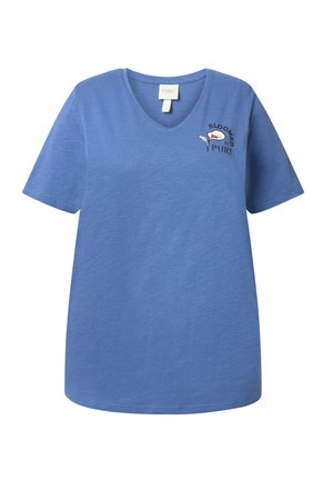 Blaues V-Ausschnitt-T-Shirt aus weichem Material, mit kurzen Ärmeln und einem floralen Logo-Design auf der linken Brust mit dem Text "BLOOMED by PURE."