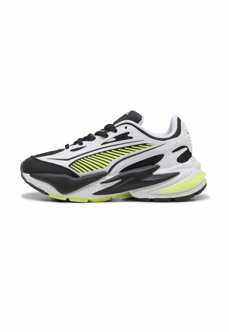 Schwarzer, weißer und neongrüner Sportschuh mit einem Obermaterial aus Mesh-Gewebe, gekrümmtem Sohlendesign und markanten seitlichen Streifendetails.