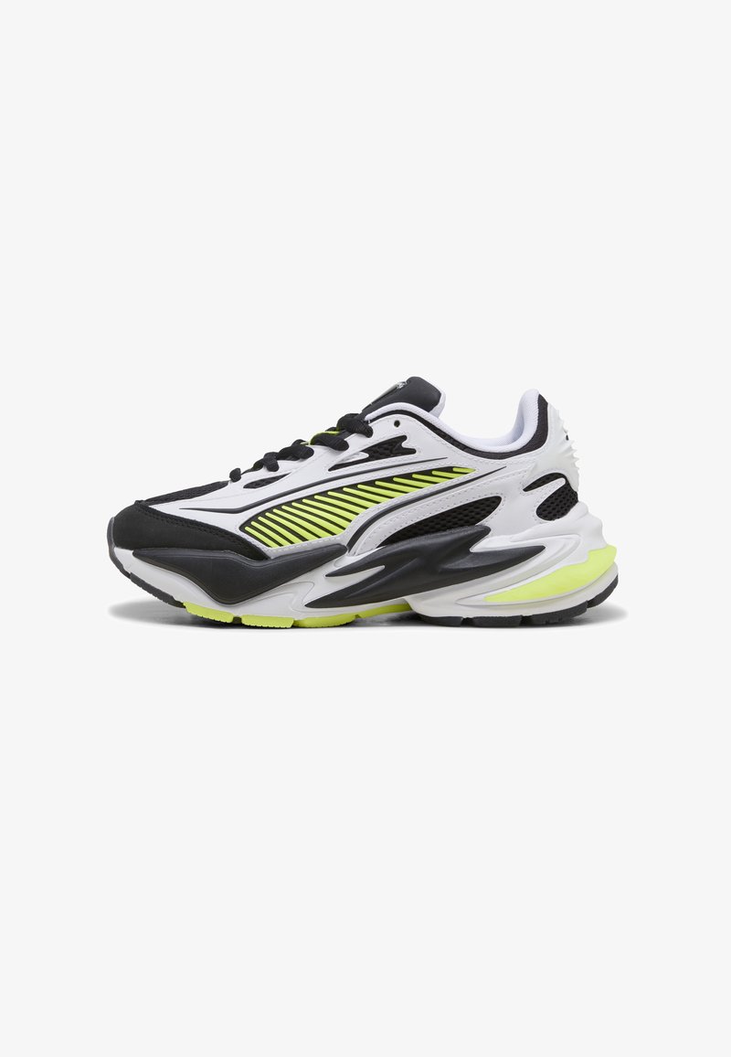 Czarno-biała sneakersy sportowe w neonowo-zielonym kolorze z siateczkową cholewką, zakrzywioną podeszwą i wyraźnymi detalami w postaci bocznego paska.