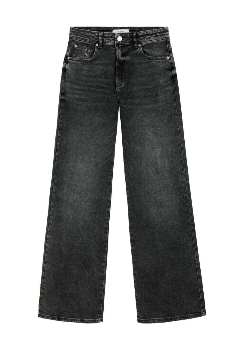 Jeans taille large en denim gris foncé, présentant une coupe structurée, un design à cinq poches et une fermeture à bouton à la taille.