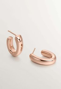 Pendientes de aro en oro rosa con un diseño liso y redondeado, que presentan una superficie pulida y postes rectos para el cierre.