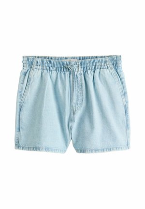 Lichtblauwe denim shorts met elastische tailleband, trekkoord en zijzakken, plat gelegd op een witte achtergrond.