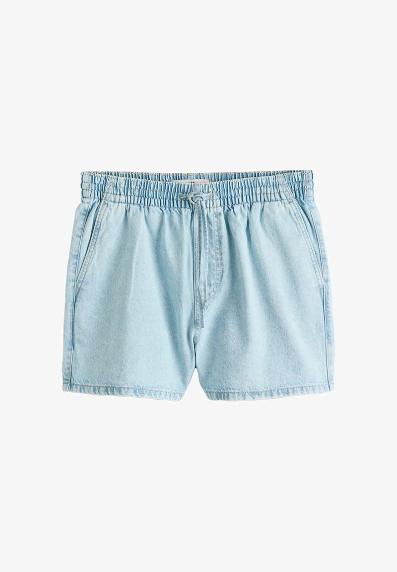 Světle modré džínové šortky s elastickým pasem, stahovací šňůrkou a bočními kapsami, rozložené na bílém pozadí.