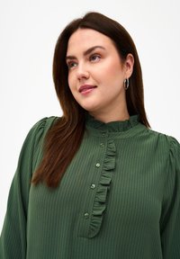 Zizzi WITH RUFFLE DETAILS - Dnevna haljina - cilantro stripe