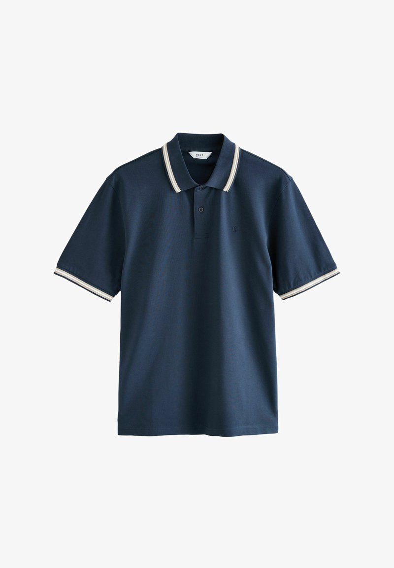 Tummansininen polo-paita puuvillasta, jossa on vaaleat raidat kauluksessa ja hihoissa. Paidassa on kaksinappinen kaulus ja pieni logo.