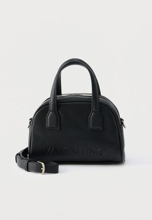 Sac à main noir Valentino avec double poignée et bandoulière amovible, logo embossé à l'avant et fermeture éclair sur le dessus.