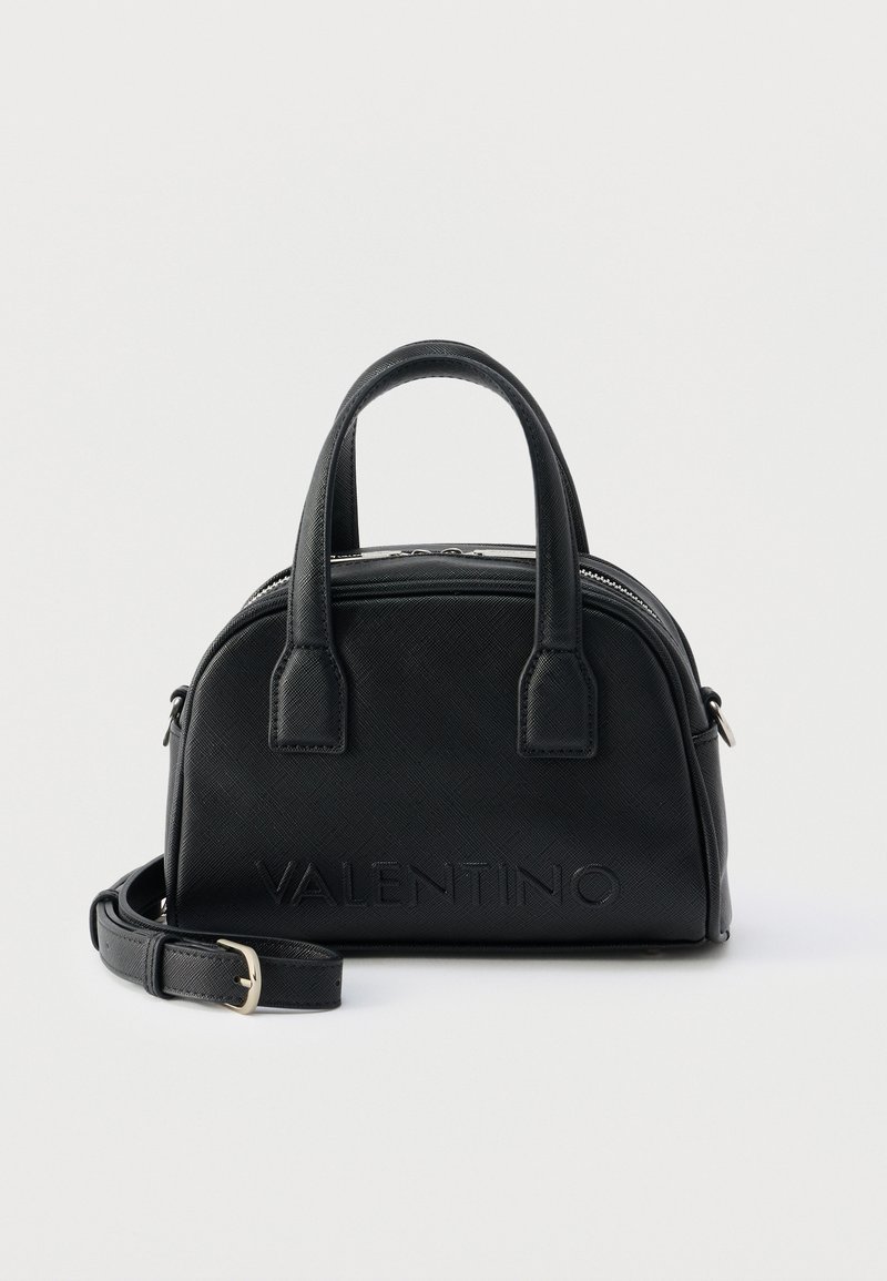 Μαύρη τσάντα Valentino με διπλές λαβές και αποσπώμενο ιμάντα ώμου, με ανάγλυφο λογότυπο στο μπροστινό μέρος και φερμουάρ στο επάνω μέρος.