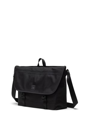 Schwarze Messenger-Tasche aus robustem Stoff, mit Klappenverschluss, verstellbarem Schultergurt und mehreren Außenfächern.