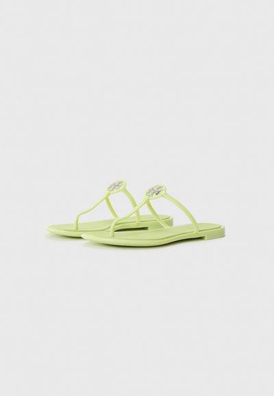 Sandale plate verde lime cu un design T-strap și elemente decorative. Textură netedă și formă minimalistică, potrivite pentru purtarea casual.