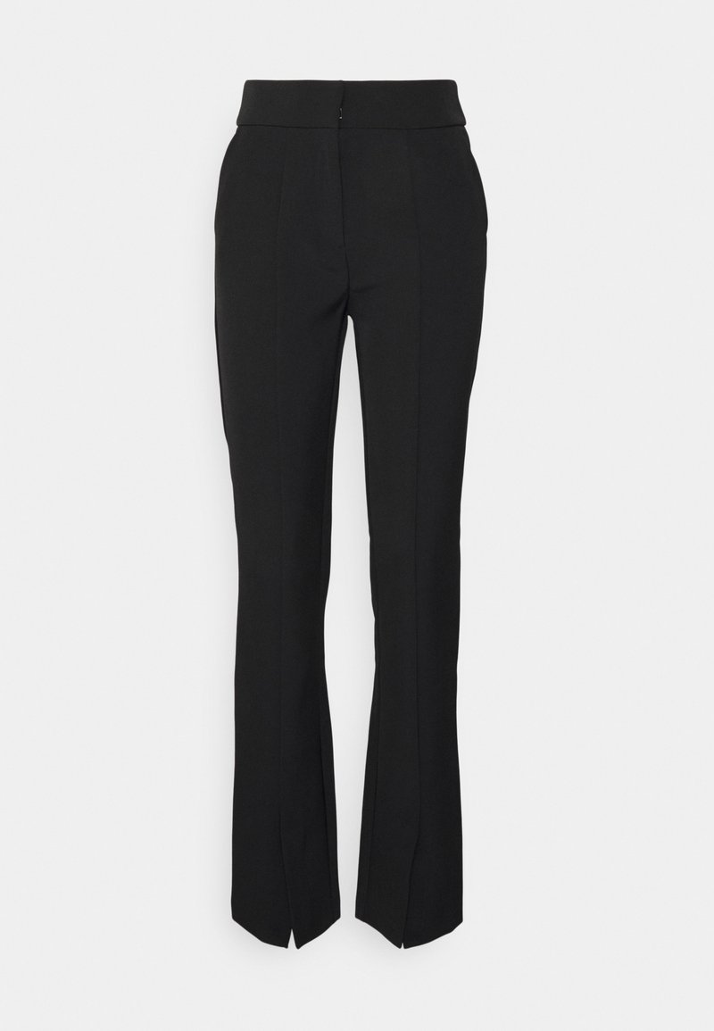 Pantalon noir sur mesure avec plis plats à l'avant et petites fentes à l'avant de l'ourlet, conçu pour une coupe ajustée et légèrement évasée.