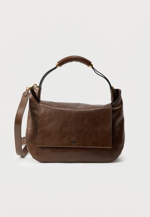 Tmavohnedá kožená kabelka s hornou rukoväťou, odnímateľným ramenným popruhom a predným vreckom so záklopkou na svetlom pozadí.