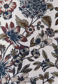 Tkanina kwiatowa z misternymi niebieskimi i bordowymi kwiatami na białym tle. Zawiera szczegółowe liście oraz różnorodne kształty i rozmiary kwiatów.